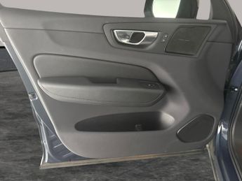 Volvo XC60 2.0h T6 Recharge 18.8kWh Plus Plug-in AWD (350 ps) - PAN ROOF