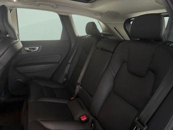 Volvo XC60 2.0h T6 Recharge 18.8kWh Plus Plug-in AWD (350 ps) - PAN ROOF