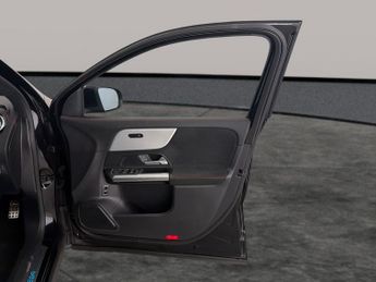 Mercedes-Benz EQA EQA 250+ 70.5kWh AMG Line (190 ps) LEATHER - REV CAM - APPLE CAR