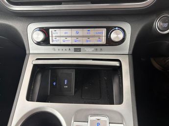 Hyundai Kona 64kWh Premium (10.5kW Charger) (204 ps) - HEATED SEATS - HEATED 