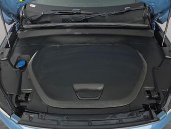 Volvo XC40 Recharge 69kWh Plus (231 ps) - BLACK ROOF RAILS - KEYLESS ENTRY
