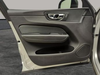 Volvo XC60 2.0 B5 MHEV R-Design Pro AWD (235 ps) - SUNBLINDS - INTELLISAFE 