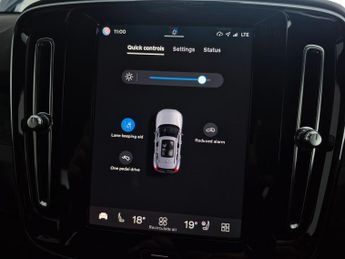 Volvo XC40 Recharge 69kWh Plus (231 ps) - BLACK ROOF RAILS - KEYLESS ENTRY