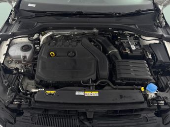 Volkswagen Golf 1.5 eTSI MHEV R-Line DSG (150 ps) - LED - HEATED STEERING - WIFI