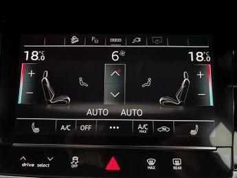 Audi e-tron 55 Black Edition quattro 95kWh (11kW Charger) (408 ps) - LED - R