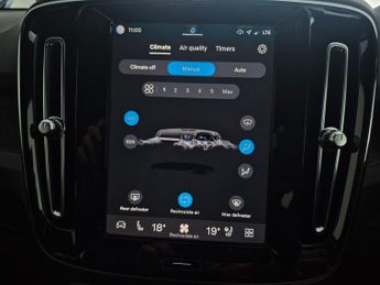 Volvo XC40 Recharge 69kWh Plus (231 ps) - BLACK ROOF RAILS - KEYLESS ENTRY