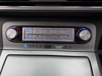 Hyundai Kona 64kWh Premium (10.5kW Charger) (204 ps) - UPGRADED SOUND - LED
