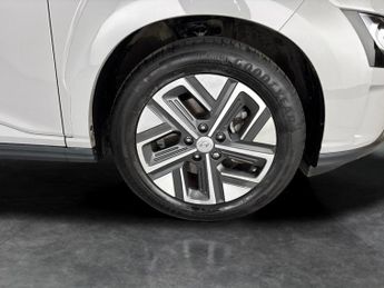 Hyundai Kona 64kWh Premium (10.5kW Charger) (204 ps) - UPGRADED SOUND - LED