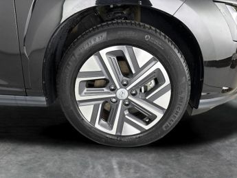 Hyundai Kona 64kWh Premium (10.5kW Charger) (204 ps) - UPGRADED SOUND - LED