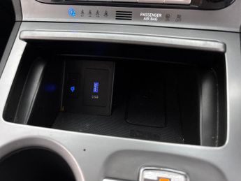 Hyundai Kona 64kWh Premium (10.5kW Charger) (204 ps) - UPGRADED SOUND - LED
