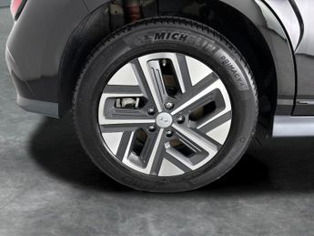 Hyundai Kona 64kWh Premium (10.5kW Charger) (204 ps) - UPGRADED SOUND - LED