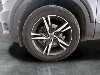 Volvo XC40 1.5 T3 R-Design (163 ps) 18IN ALLOYS - KEYLESS START - PARK ASSI