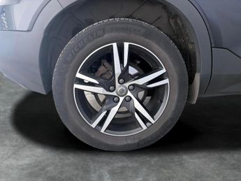 Volvo XC40 1.5 T3 R-Design (163 ps) 18IN ALLOYS - KEYLESS START - PARK ASSI
