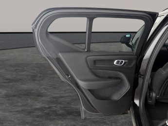 Volvo XC40 1.5 T3 R-Design (163 ps) 18IN ALLOYS - KEYLESS START - PARK ASSI