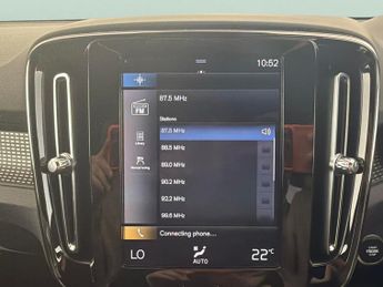 Volvo XC40 1.5 T3 R-Design (163 ps) 18IN ALLOYS - KEYLESS START - PARK ASSI