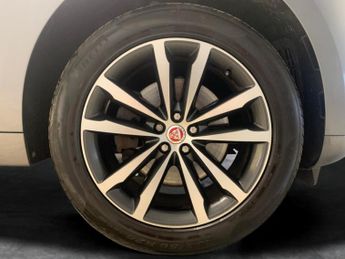 Jaguar F-PACE 2.0 P250i R-Dynamic SE AWD (250 ps) - ADAPTIVE CRUISE - REV CAM 
