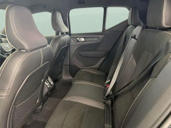 Volvo XC40 1.5 T3 R-Design (163 ps) 18IN ALLOYS - KEYLESS START - PARK ASSI