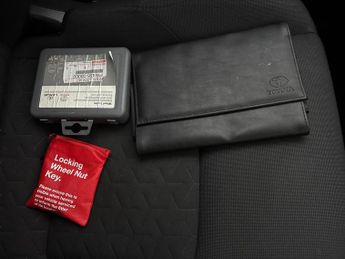 Toyota Corolla 2.0 VVT-h Design Touring Sports CVT (184 ps) - HEATED SEATS