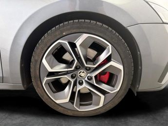 Skoda Octavia 2.0 TSI vRS DSG - BLUETOOTH - PARK SENSORS - DAB