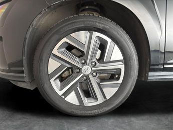 Hyundai Kona 39kWh SE Connect (10.5kW Charger) (136 ps) - LANE DEPARTURE  - B