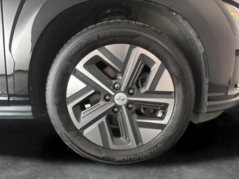 Hyundai Kona 39kWh SE Connect (10.5kW Charger) (136 ps) - LANE DEPARTURE  - B