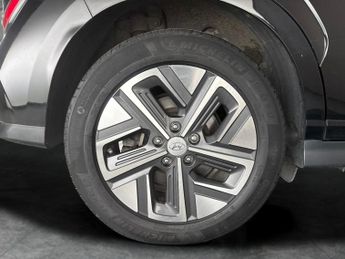 Hyundai Kona 39kWh SE Connect (10.5kW Charger) (136 ps) - LANE DEPARTURE  - B