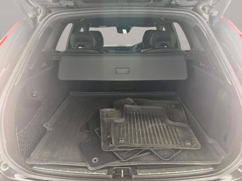 Volvo XC60 2.0 T5 R-Design AWD (250 ps) - LED - HEATED SEATS - B PILLAR VEN