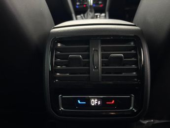 Volkswagen Passat 1.5 TSI EVO R-Line DSG (150 ps) - HEATED LEATHER - WIFI - LANE D