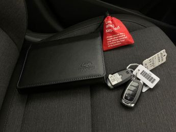 Hyundai Kona 64kWh Premium (10.5kW Charger) (204 ps) - UPGRADED SOUND - KEYLE