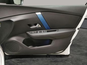 Citroen e-C4 50kWh Shine Plus (7.4kW Charger) (136 ps) - REVERSE CAM - NAV
