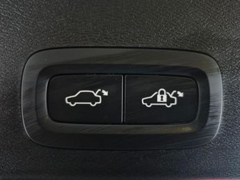 Volvo XC40 Recharge 69kWh Plus (231 ps) - BLACK ROOF RAILS - KEYLESS ENTRY
