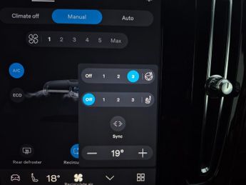 Volvo XC40 Recharge 69kWh Plus (231 ps) - BLACK ROOF RAILS - KEYLESS ENTRY