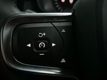 Volvo XC40 Recharge 69kWh Plus (231 ps) - BLACK ROOF RAILS - KEYLESS ENTRY