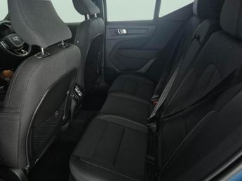 Volvo XC40 Recharge 69kWh Plus (231 ps) - BLACK ROOF RAILS - KEYLESS ENTRY