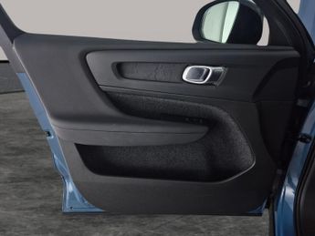 Volvo XC40 Recharge 69kWh Plus (231 ps) - BLACK ROOF RAILS - KEYLESS ENTRY