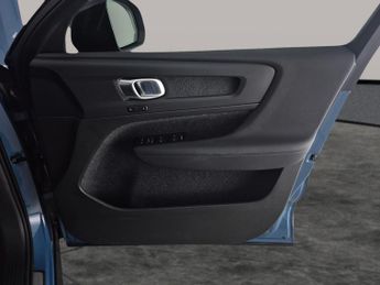 Volvo XC40 Recharge 69kWh Plus (231 ps) - BLACK ROOF RAILS - KEYLESS ENTRY