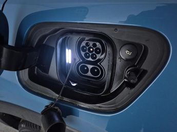 Volvo XC40 Recharge 69kWh Plus (231 ps) - BLACK ROOF RAILS - KEYLESS ENTRY