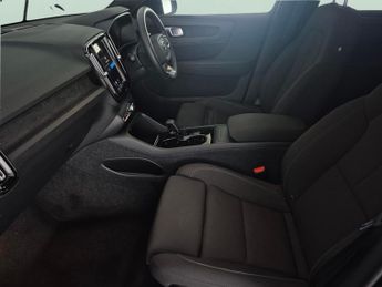 Volvo XC40 Recharge 69kWh Plus (231 ps) - BLACK ROOF RAILS - KEYLESS ENTRY