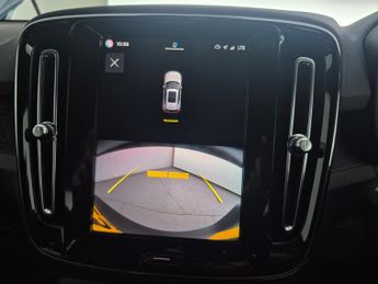 Volvo XC40 Recharge 69kWh Plus (231 ps) - BLACK ROOF RAILS - KEYLESS ENTRY