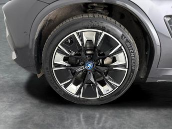 BMW iX3 80kWh M Sport Pro (286 ps) - PARK ASSIST - HK AUDIO - BLACK ROOF