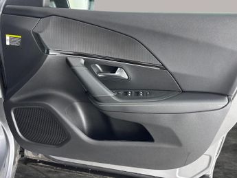 Peugeot E-2008 50kWh GT Premium (136 ps) - REVERSE CAM - NAV - HEATED SEATS