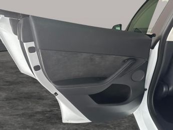 Tesla Model Y SUV RWD (346 ps) - HEATED STEERING - WIFI - BLIND SPOT ASSIST