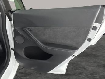 Tesla Model Y SUV RWD (346 ps) - HEATED STEERING - WIFI - BLIND SPOT ASSIST