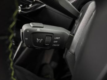 Peugeot E-2008 50kWh GT Premium (136 ps) - REVERSE CAM - NAV - HEATED SEATS