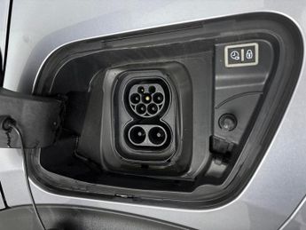 Peugeot E-2008 50kWh GT Premium (136 ps) - REVERSE CAM - NAV - HEATED SEATS