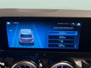 Mercedes-Benz EQA EQA 250+ 70.5kWh AMG Line (Premium) (190 ps) - NAV - HEATED LEAT