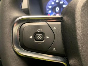 Volvo XC40 1.5h T4 Recharge 10.7kWh Core Plug-in (211 ps) - PARK ASSIST - L