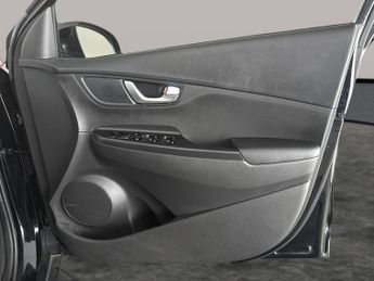 Hyundai Kona 39kWh SE Connect (10.5kW Charger) (136 ps) - LANE DEPARTURE  - B