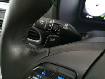 Hyundai Kona 64kWh Premium (10.5kW Charger) (204 ps) - KEYLESS ENTRY - LED - 
