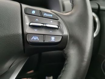 Hyundai Kona 64kWh Premium (10.5kW Charger) (204 ps) - KEYLESS ENTRY - LED - 